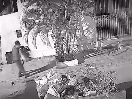 Homem é flagrado por câmeras furtando lixeira em Guanambi