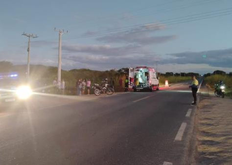 Colisão entre carro e motocicleta deixa dois feridos na BR-122 em Guanambi.