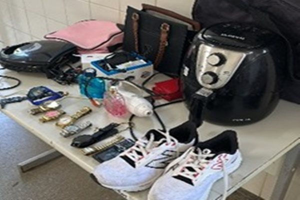 Suspeito é preso com objetos furtados em Guanambi.