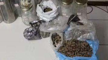 Homem é preso suspeito de tráfico e polícia investiga esquema de delivery de drogas em condomínio na Bahia.