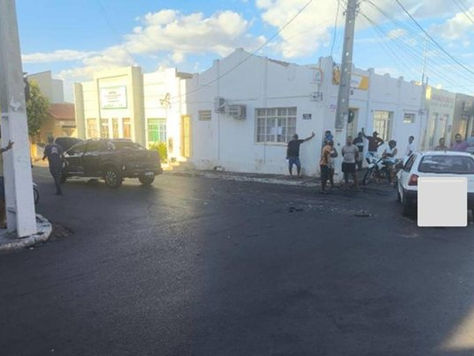 Colisão entre dois veículos é registrada em praça de Palmas de Monte Alto.