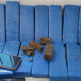 Homem é preso com quase 15 quilos de maconha dentro de ônibus em Guanambi.