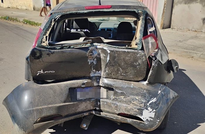 Motorista perde controle da direção e colide veículo contra salão de beleza em Guanambi