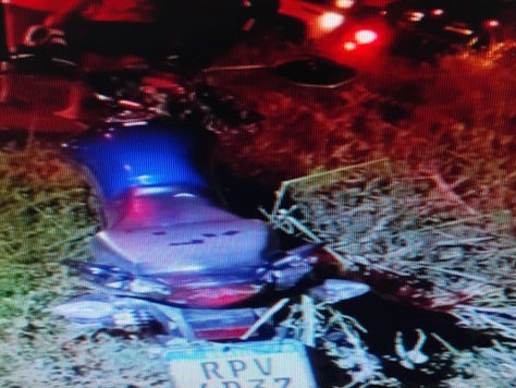 Motocicleta bate em pá carregadeira e deixa duas pessoas feridas em Guanambi.