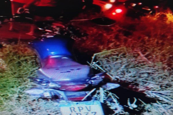 Motocicleta bate em pá carregadeira e deixa duas pessoas feridas em Guanambi.