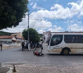 Motociclista fica ferido em colisão com ônibus no centro de Palmas de Monte Alto.