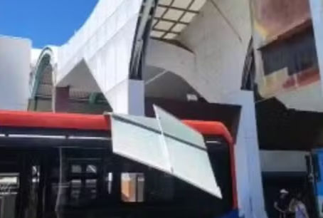 Placa da estrutura do aeroporto cai e atinge ônibus em Salvador.