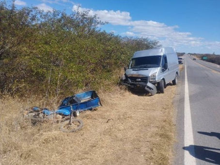 Motociclista fica ferido após colisão com van na BR-030 em Palmas de Monte Alto.