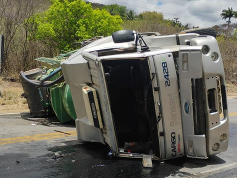 Homem morre após caminhão capotar na Serra dos Brindes, em Guanambi