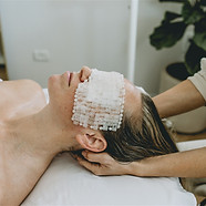 אישה בטיפול פנים