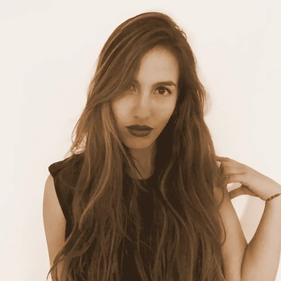 Portrait of Colombian DJ Haz Jerez against a light background, with long hair and a dark sleeveless top, representing her Melodic House and Progressive House sound.