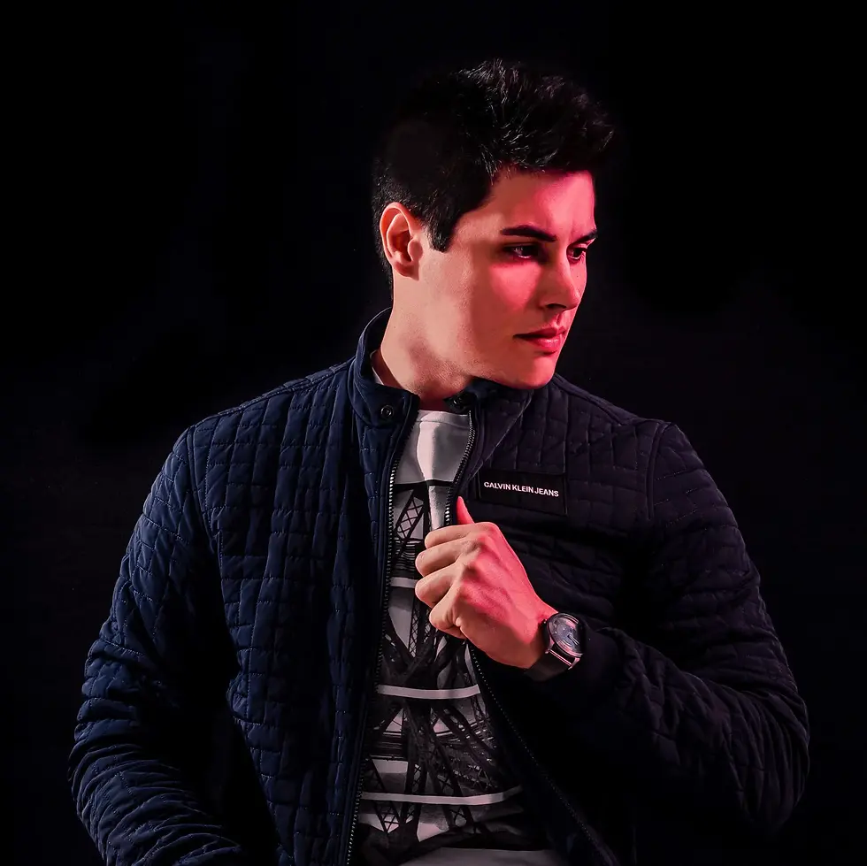 Portrait of Brazilian DJ and producer Cardinelli against a dark background with red lighting, representing his House, Melodic House and Techno, Organic House, Afro House and Tech House sound.