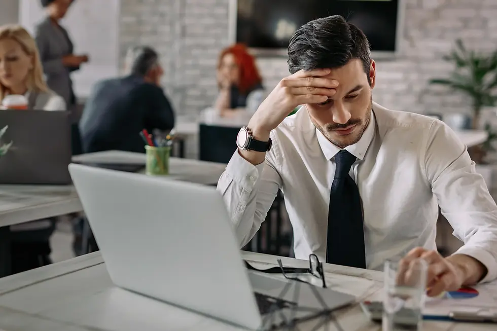 Desmotivación por falta de crecimiento claro: Mapas de carrera visibles.