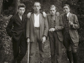 Aquella generación que no estaba obsesionada con pasar a la posteridad en imágenes, sino, más bien, se retiraba con timidez a su espacio vital ante tales eventos –como Schopenhauer hundido en la profundidad de su sillón en el retrato de Frankfurt, alrededor de 1850–, permitió, justamente por eso, que ese espacio vital también quedara registrado en la placa: esa generación no ha legado sus virtudes. 