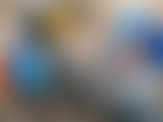 Dos trabajadores con cascos azules y chalecos de seguridad naranjas instalando una tubería de agua en una obra de construcción en América Latina