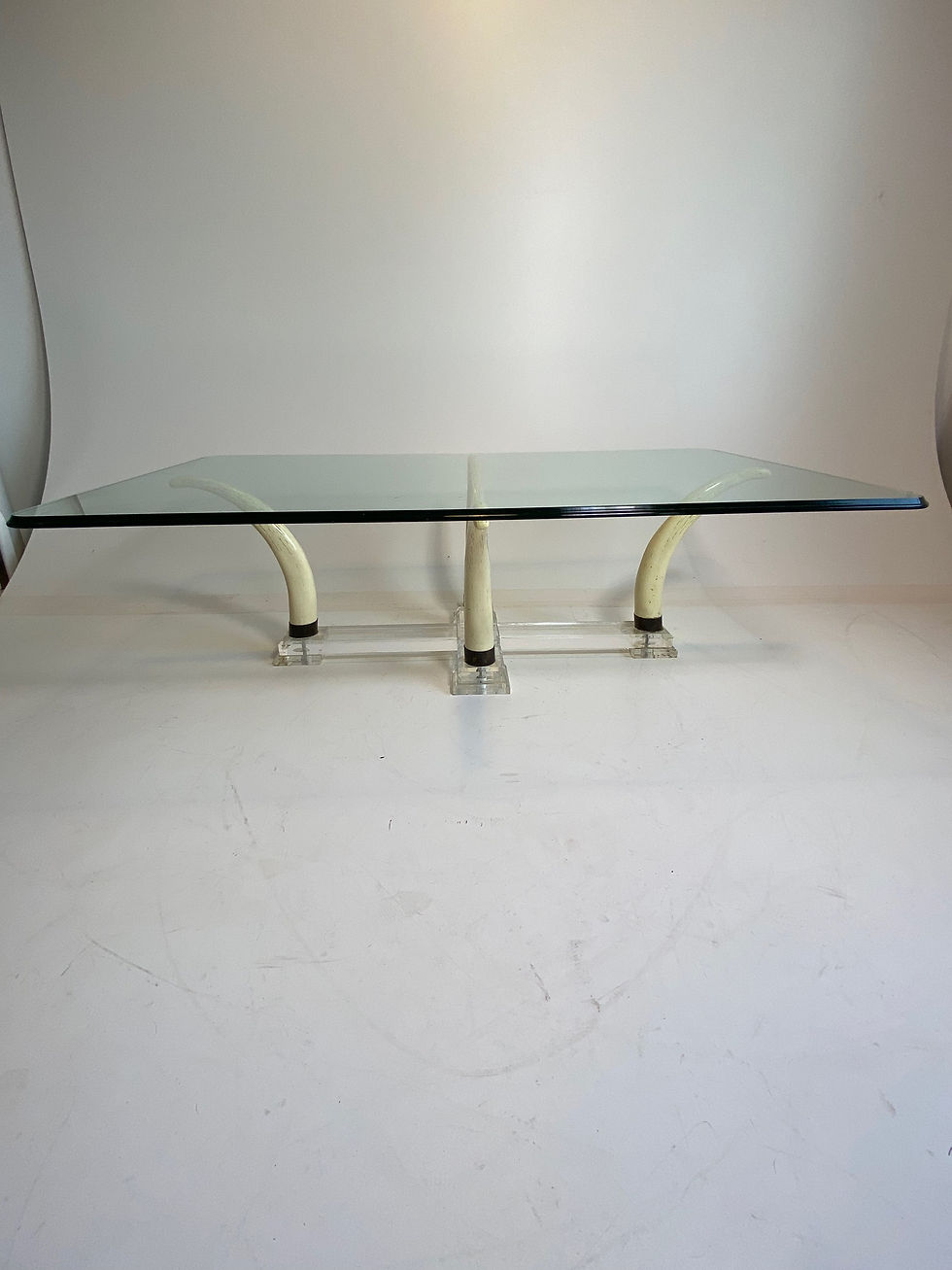 Thumbnail: Französischer Kunst Stoßzahn Couchtisch Glas Messing 70er