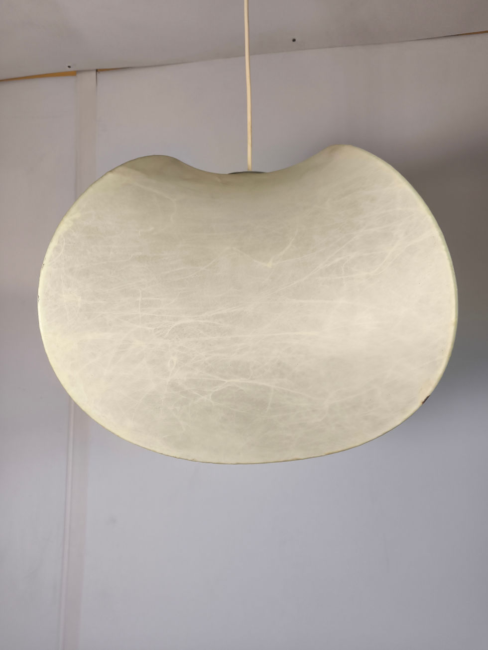 Thumbnail: Biomorph Cocoon Hänge Lampe Goldkant 60er weiß Friedel Wauer 