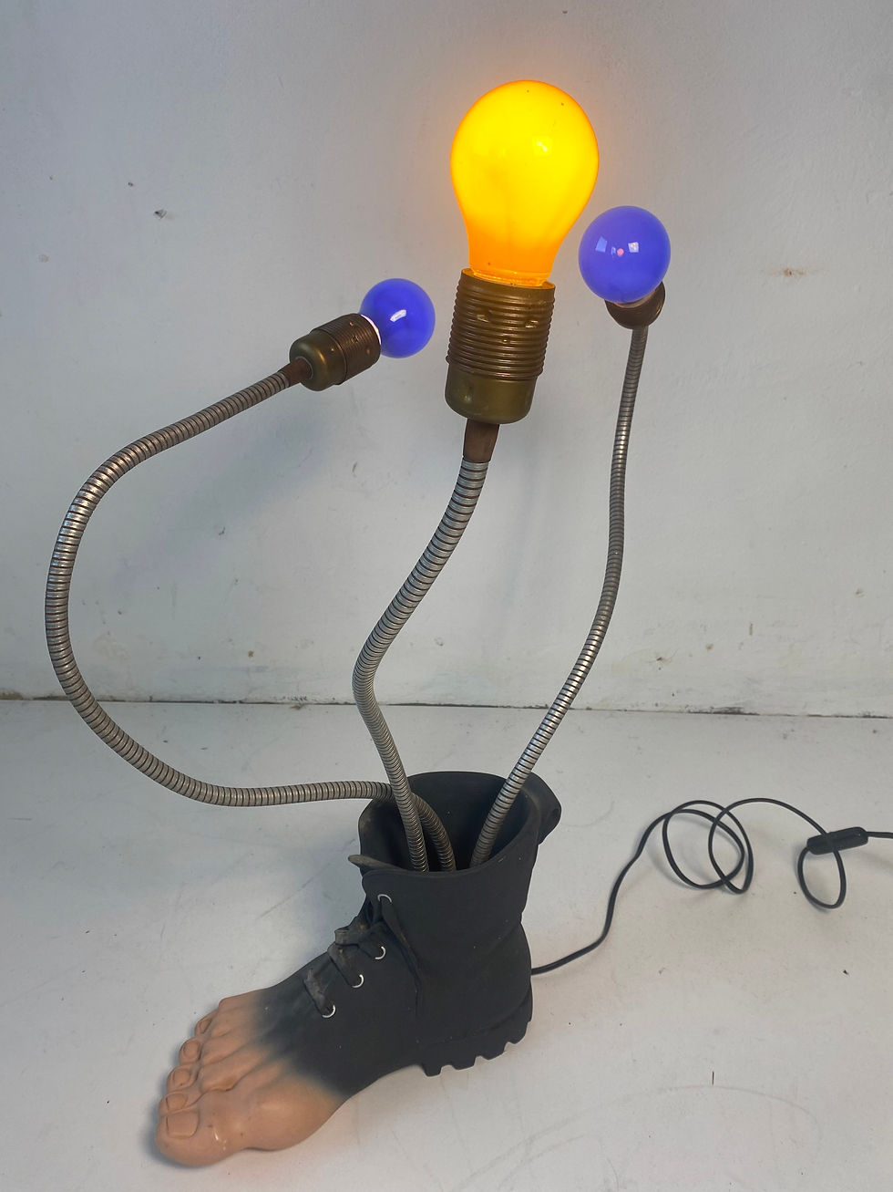 Thumbnail: Rene Magrittes Seltene Postmoderne Lampe mit Flexarmen 80er Der rote  Fuß 