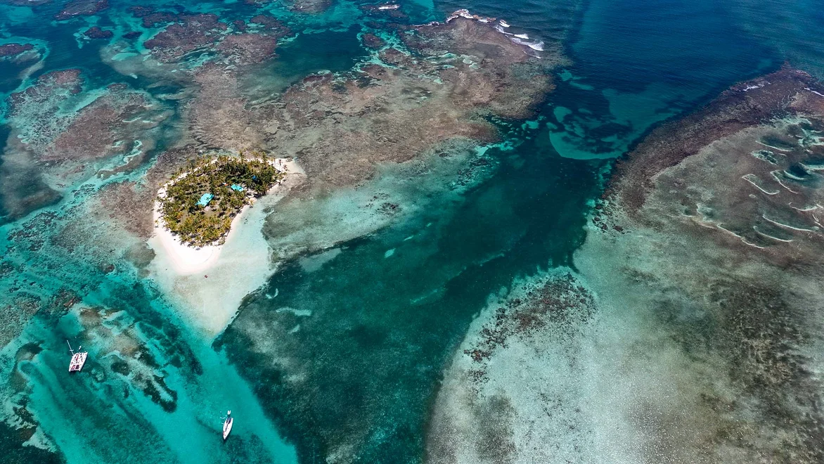Vista aérea de The Pool, una impresionante joya natural en San Blas, accesible para huéspedes en charters extendidos de 5+ noches.