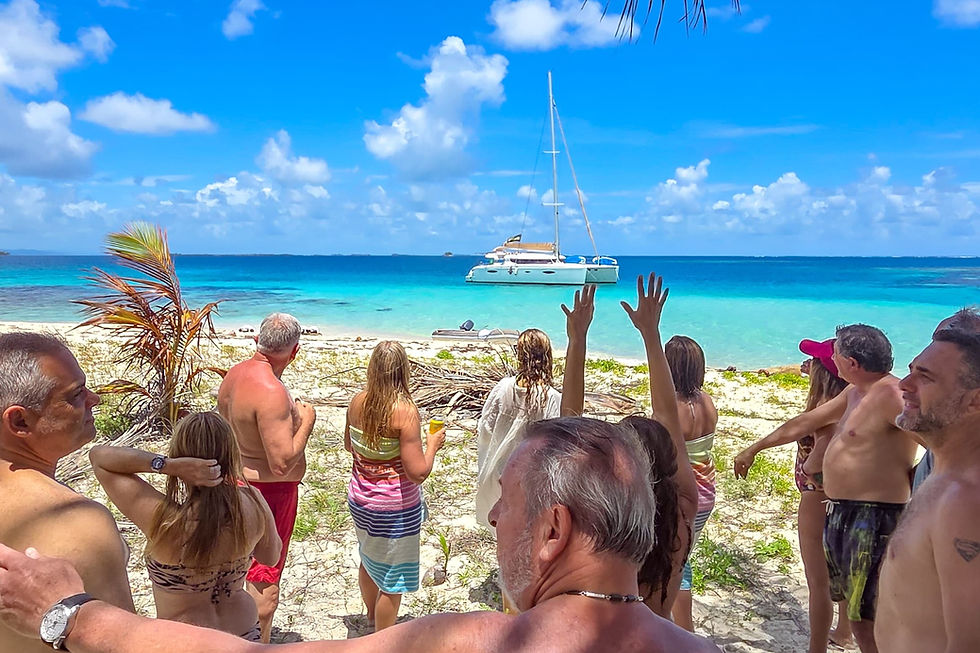 Más de 12 huéspedes disfrutando de un chárter privado en catamarán en las Islas San Blas, una de las mejores maneras para que grupos grandes experimenten el Caribe juntos con comodidad y privacidad.