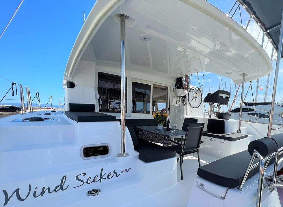 Das Cockpit des Lagoon 40 Katamarans verfügt über integrierte Steuerradbedienelemente, wo Segelbereich und Gästebereich ineinander übergehen.