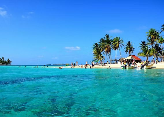 Isla Perro, famosa en internet pero llena de turismo masivo como muchas islas de San Blas cerca al puerto por su fácil acceso.