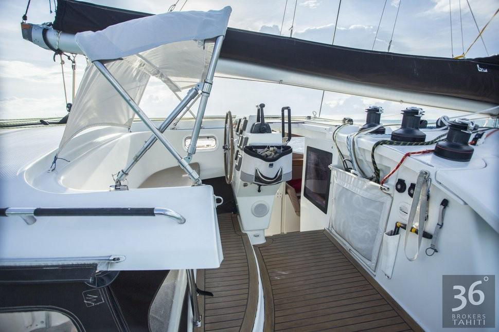 Salina 48 Halb-Flybridge-Steuerstand, der dem Kapitän eine erhöhte, geschützte Position bietet, während das Cockpit vollständig dem Komfort und der Entspannung der Gäste gewidmet ist.