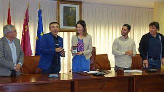 La FETRI entrega al Ayuntamiento de Águilas la Medalla de Plata por su compromiso con el Triatlón