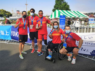 Pedro Andújar, medalla de plata junto al paratriatleta José Luis García, en las Series Mundiales de