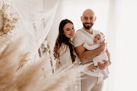 parents avec bébé décor bohème bois naturel fleurs studio
