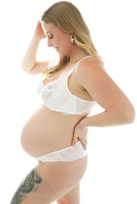 femme enceinte fond blanc lumineux studio sous-vêtements