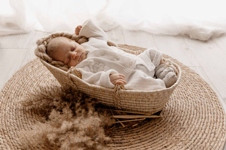 bébé dans panier décor bohème
