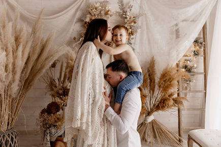 couple avec enfant décor bohème bois fleurs lumière naturelle