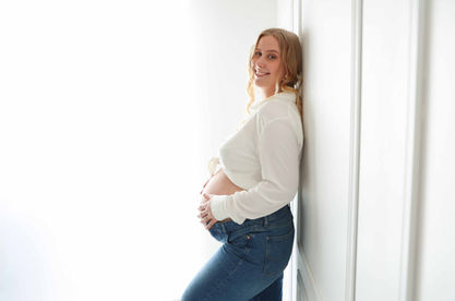 femme enceinte lumière naturelle fond blanc studio