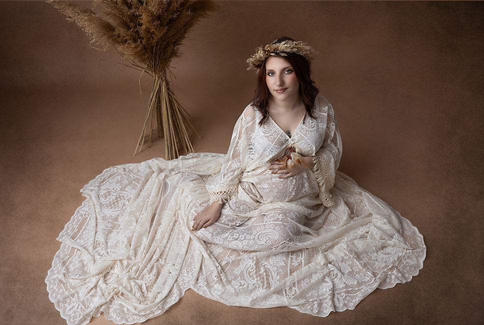 Femme enceinte avec des fleurs dans les cheveux, souriante