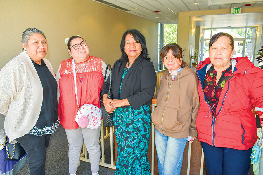 Aracelí López, Daniela Gómez, Griselda Camacho, Victoria Martínez y Francisca Gómez, en las oficinas del Centro Pastoral Diocesano. (ICR Foto/Vero Gutiérrez)