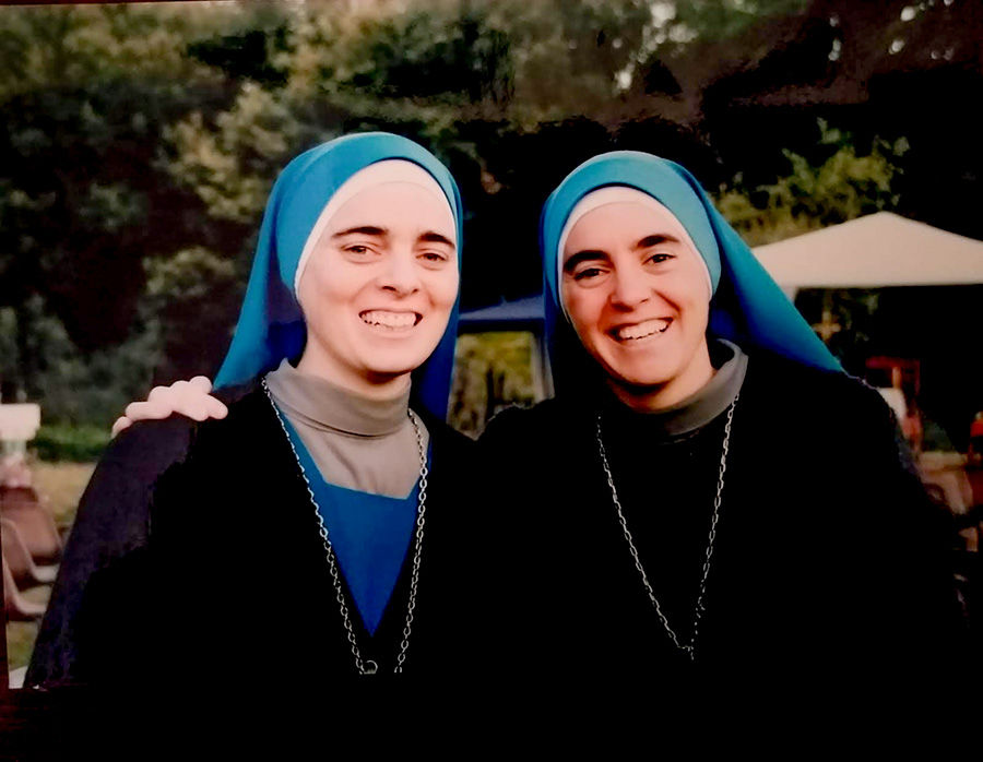 The two religious sisters, from left to right: María Virgen Blanca and María Templo de la Santísima Trinidad, of the Servants of the Lord and the Virgin of Matará, the female branch of the Institute of the Incarnate Word.
