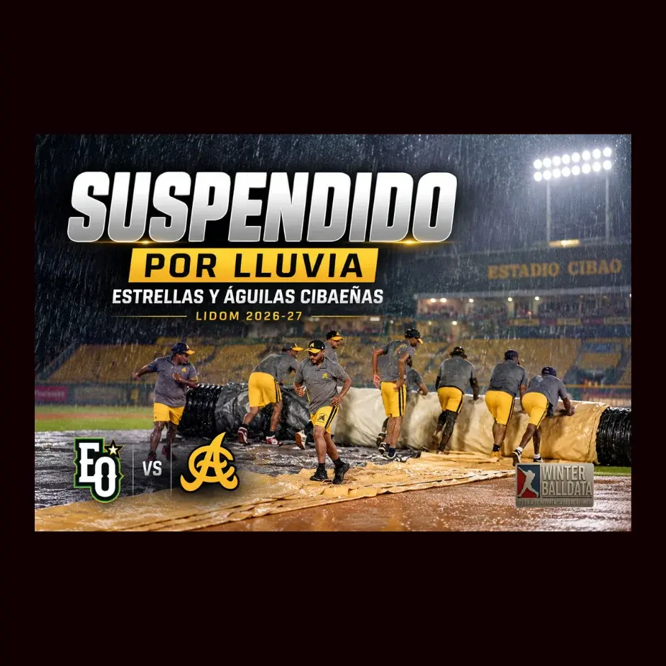 Personal del Estadio Cibao coloca las lonas protectoras sobre el terreno durante la lluvia que provocó la suspensión del partido entre Estrellas Orientales y Águilas Cibaeñas en LIDOM 2026-27.