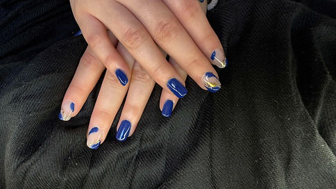 Pose américaine, vernis semi-permanent bleu nuit et feuille d'or.