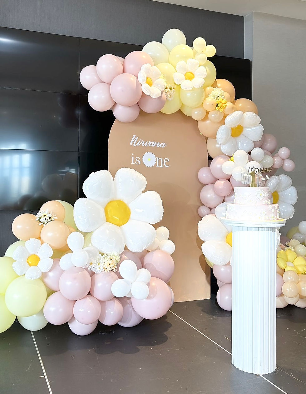 balloon-backdrop-for-fist-birthday-flower-theme-toronto-edmonton