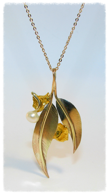 Yellow gold nugget leaf pendant