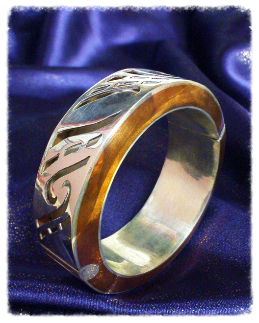 Silver hinged bangle