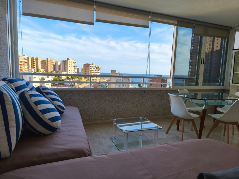 foto de la terraza en la que se puede ver la zona chill out y la zona comedor