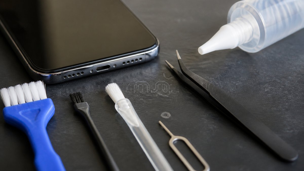 7 Best Tools for Cleaning a Phone Charging Port