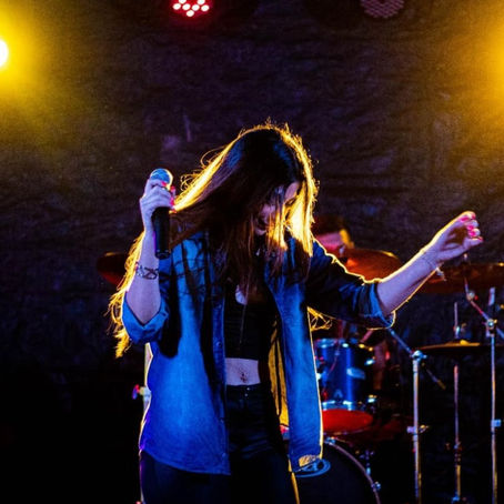 May Ávila é atração musical no Deck Belém