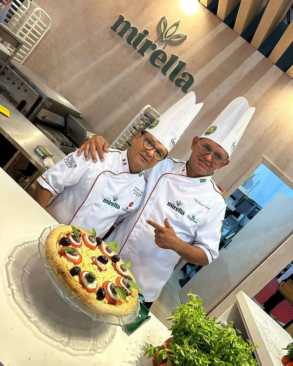 Chef Daniel Corrêa ao lado do Chef de Massas, conhecido como Sr. Pizza (Crédito da foto: arquivo pessoal).