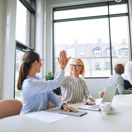 À procura da felicidade em 2024, empresas buscam políticas para aumentar o bem-estar