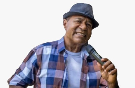 Cantor Tarcísio França se apresenta em baile da saudade