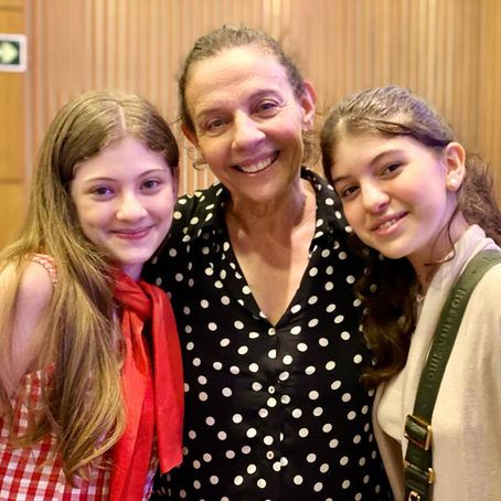 Rosi Campos recebe Natthália Gonçalves e Dudda Artese em espetáculo