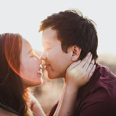 Engagement photo couple kissing